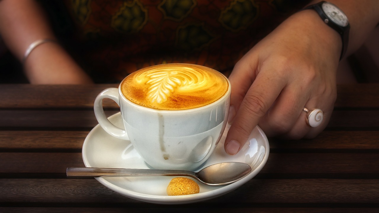 A flat white kávé különleges összetevője a speciális tejhab.