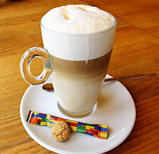 A kávé fajták közül a latte macchiato talán a leglátványosabb kávé típus. Alapja az espresso.