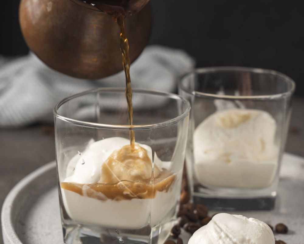 Az affogato kávé vanília gelatóval és egy adag eszpresszóval készül.