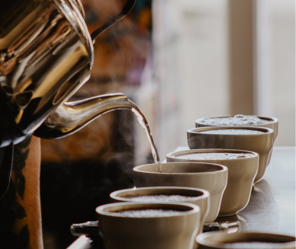 A cupping a kávé kóstolásának és megfigyelésének gyakorlata.