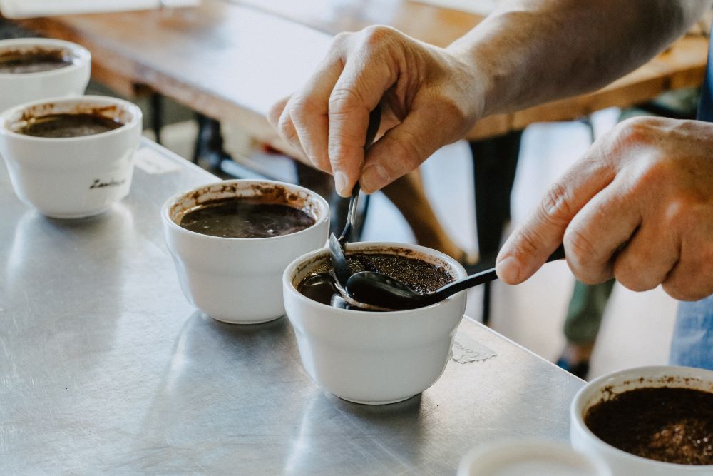 A kávékóstolás vagy cupping egy mérhető, számszerűsíthető és széles körben használt módszer a kávéminták elemzésére.