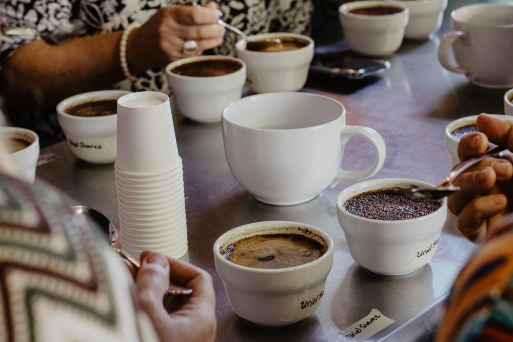 A kávékóstolás során a bírák egy-egy mintából 5-5 csészét értékelnek és 0-tól 10-ig terjedő pontszámot adnak.