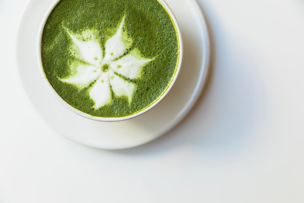 A matcha latte egy élénk zöld, kávémentes, koffeintartalmú italkülönlegesség.