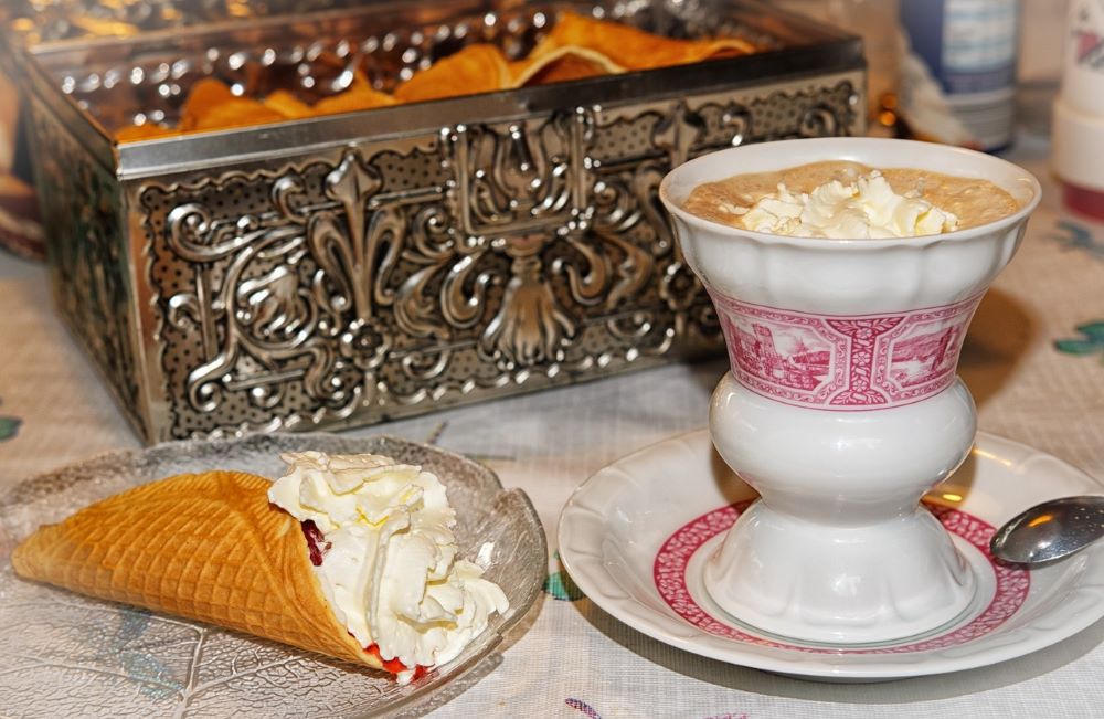 Az eredeti bécsi kávé recept hosszú kávéval, csokiöntetettel és tejszínhabbal készül.